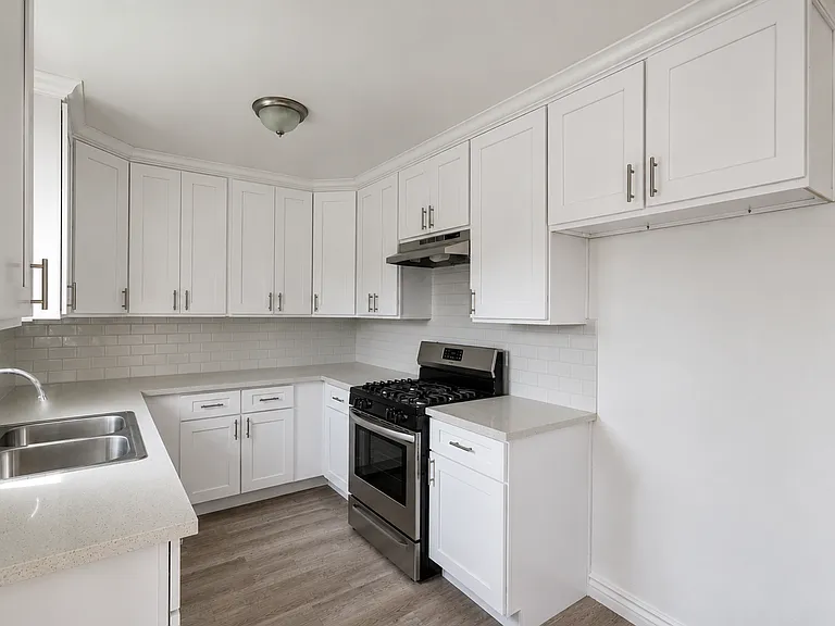 Sepulveda Apartments — Photo 7