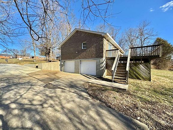 4th image of 3416 Hillcrest Dr