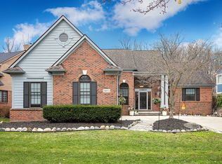 18072 Cascade Dr, Northville, MI 48167