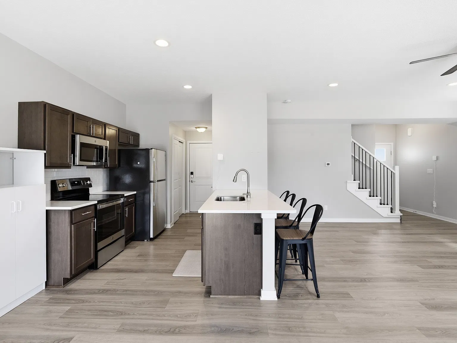 3 bed, 2.5 bath, 1617 sqft, $1,700 — Photo 3