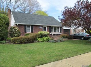 31 Tudor Rd, Farmingdale, NY 11735