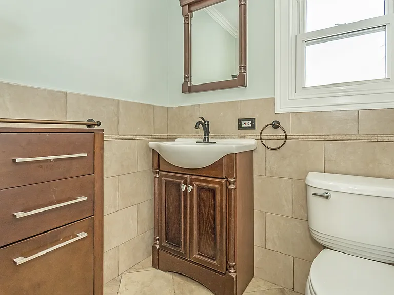 104 Sheridan Ave — Photo 17