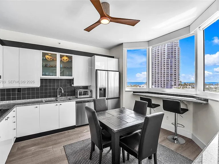 300 S Pointe Dr #809 — Photo 10