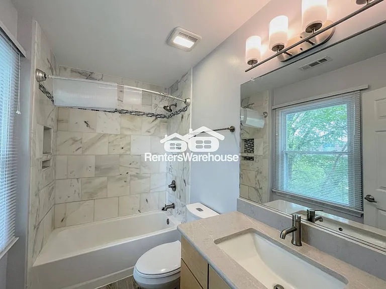 527 W 20th St #402 — Photo 15