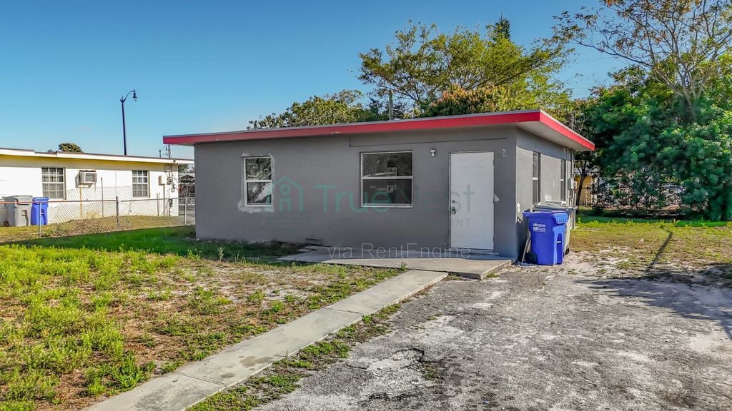 2408 NW 8th St, photo 2