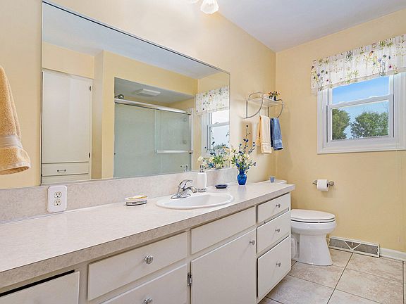 4th image of 8721 Summit Ct