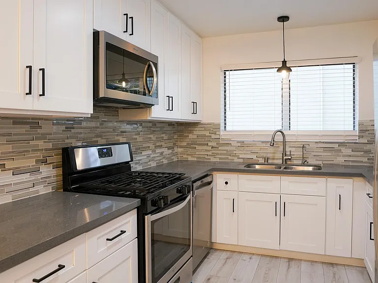 849 S Plymouth Blvd — Photo 1