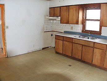4th image of 766 Wells Ave