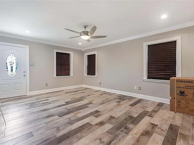 305 Serpas Dr — Photo 7