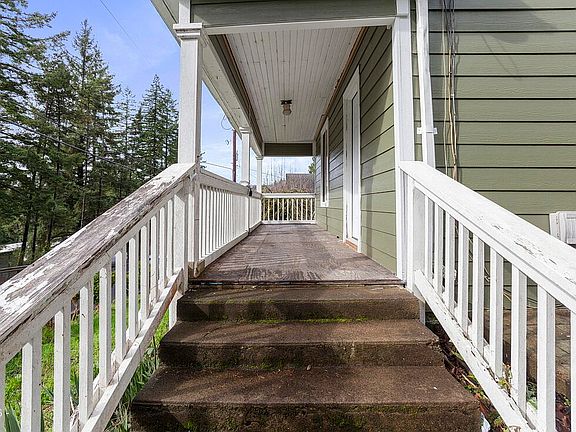 5th image of 492 SE 3rd St