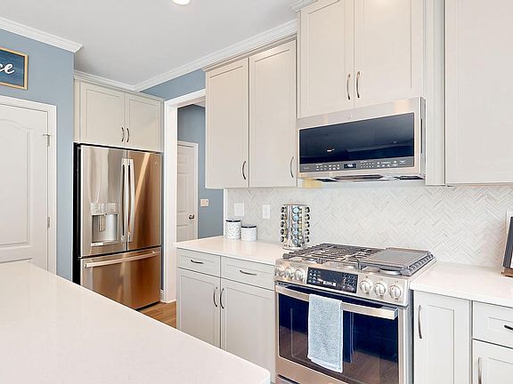 5th image of 6 Birchwood Ln