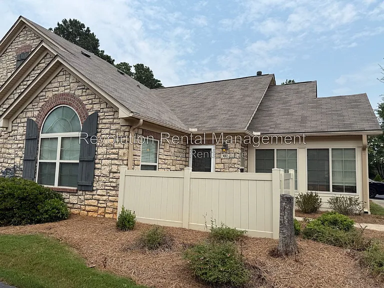 302 Gladstone Dr — Photo 1