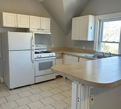 3rd image of 390 Lloyd Ave #3