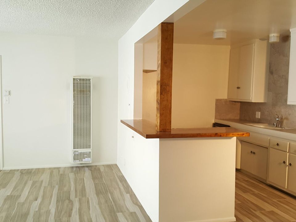 Kitchen with Eat In Bar