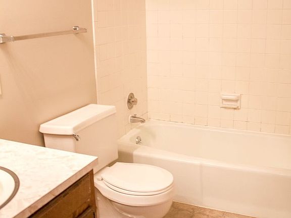 3rd image of 5521-5531 S Canterbury Ln #5521-3