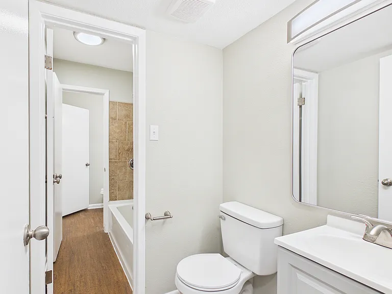 Oxford Pointe Apartments — Photo 8