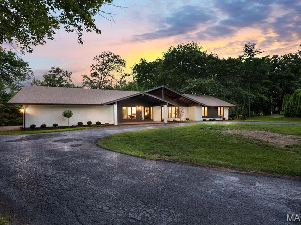 15 Meadowbrook Country Club Est, Ballwin, MO 63011