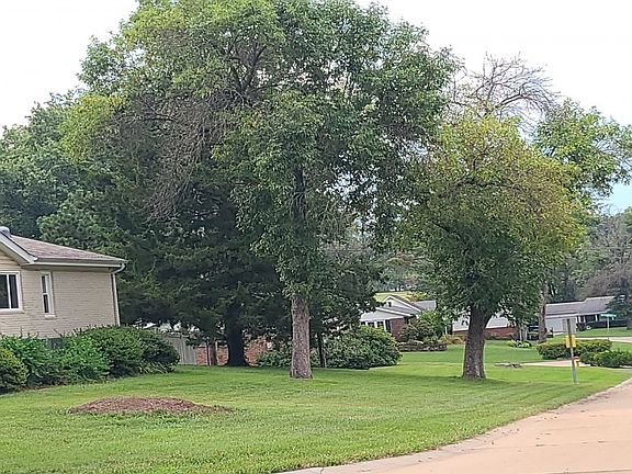 4th image of 4020 Woodcrest Dr