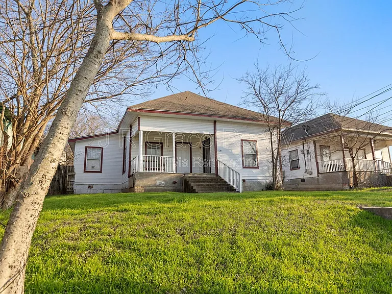 1720 Webster Ave — Photo 11