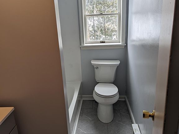 4th image of 3 219 1/2 Oak St
