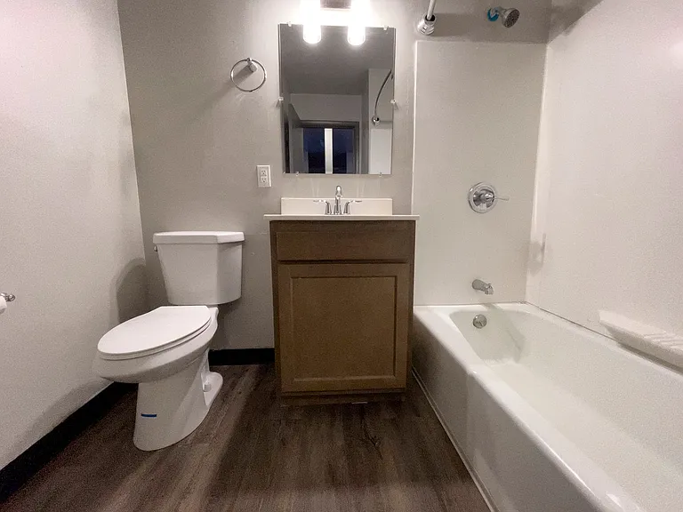 District on Riverside — Photo 32