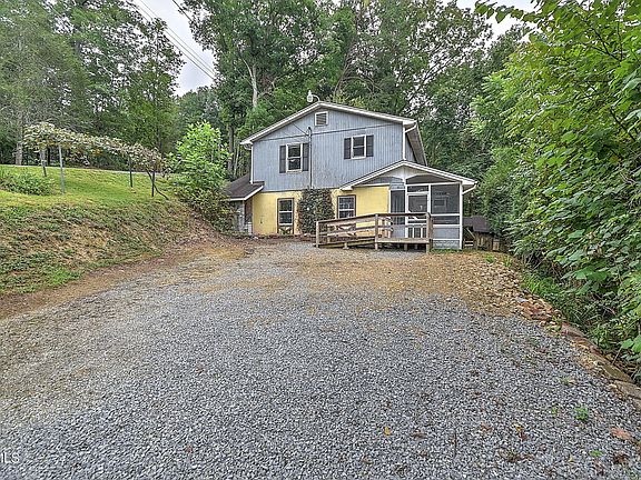 2nd image of 444 Woodbine Ln