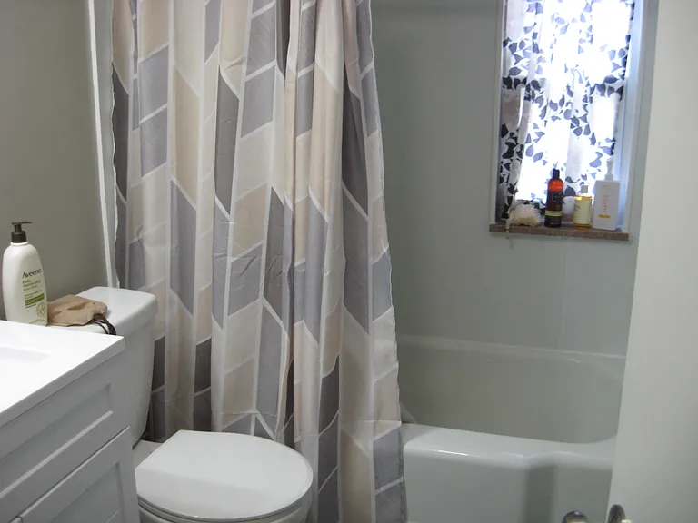 2nd fl full bath