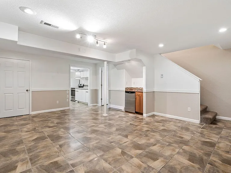 1068 Canal Dr — Photo 21