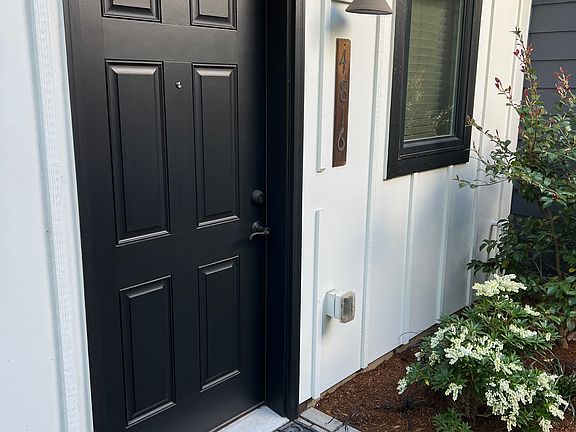 4816 Entry Exterior