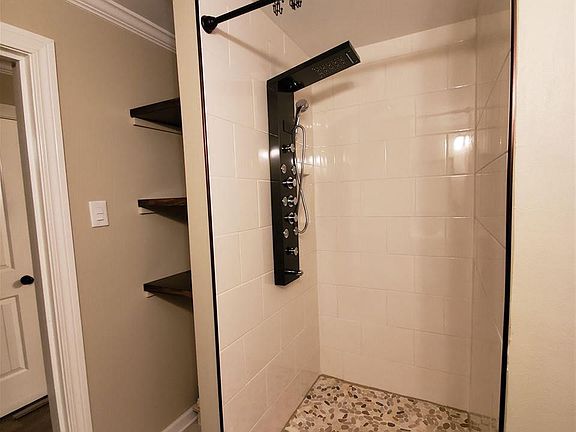 4th image of 322 Julia St
