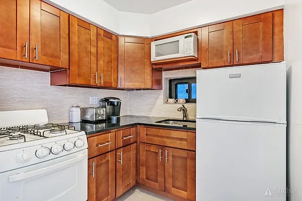 Rented by Anchor Associates | media 35