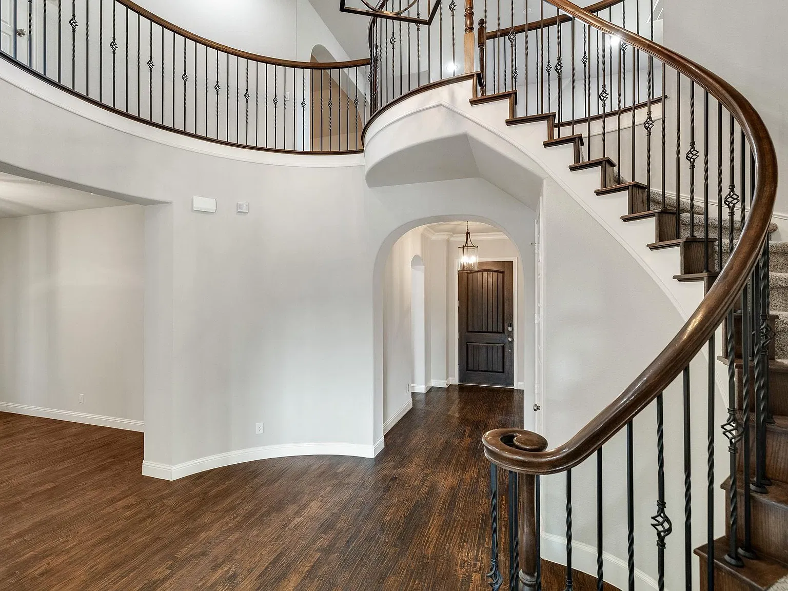 5 bed, 4076 sqft, $4,500 — Photo 4