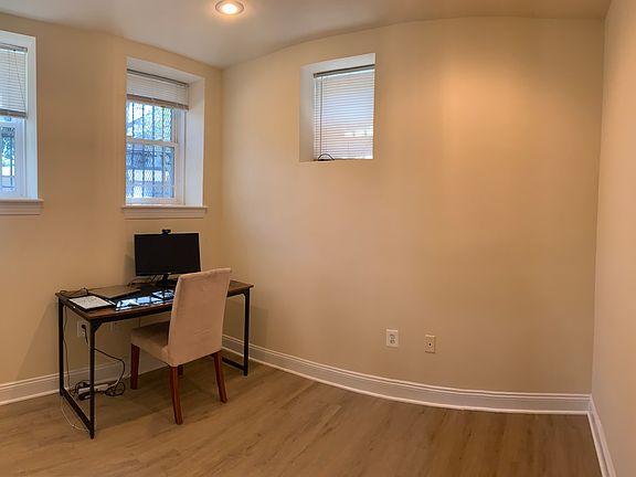 3rd image of 660 Morton Pl NE APT 1
