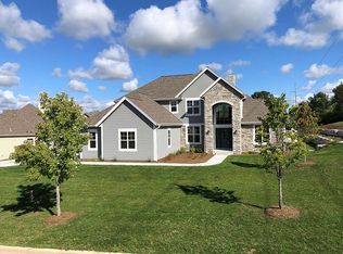 566 Birchwood Dr, Hartland, WI 53029