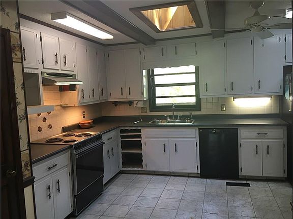 4th image of 130 Debonaire Dr