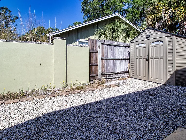 995 Virginia Dr — Photo 6