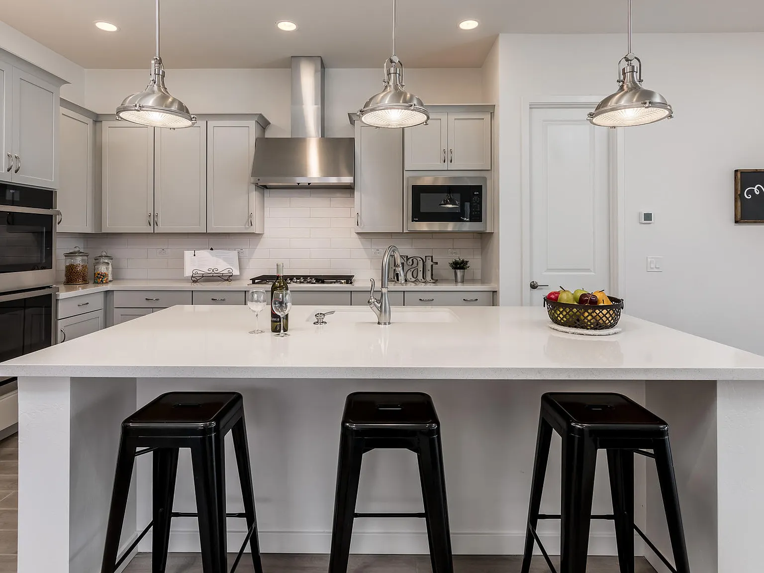 3 bed, 2.5 bath, 2076 sqft, $3,000 — Photo 3