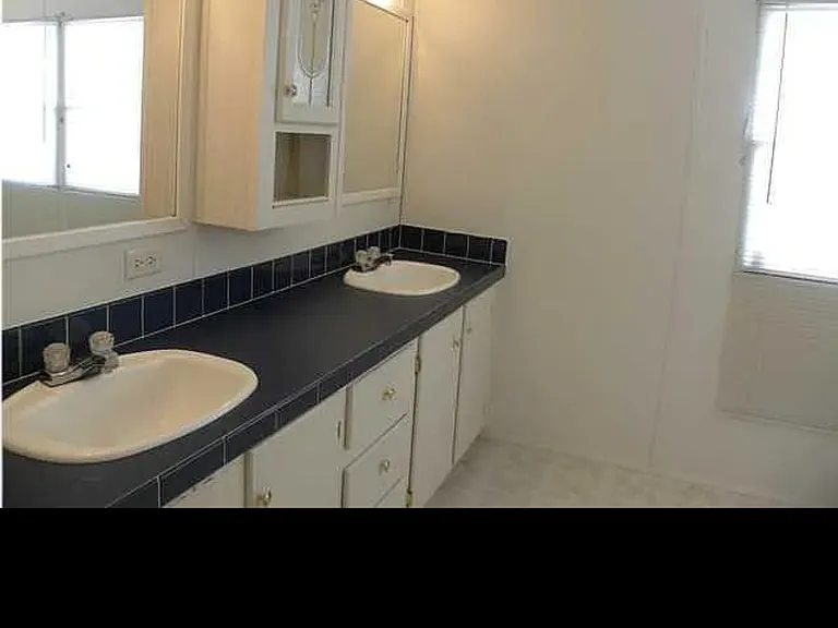 726 Lloyd St — Photo 5