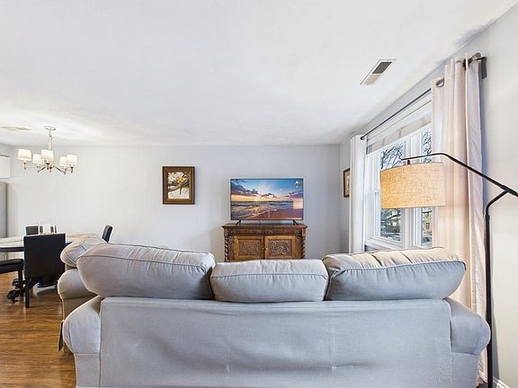3rd image of 3399 Post Rd APT 6