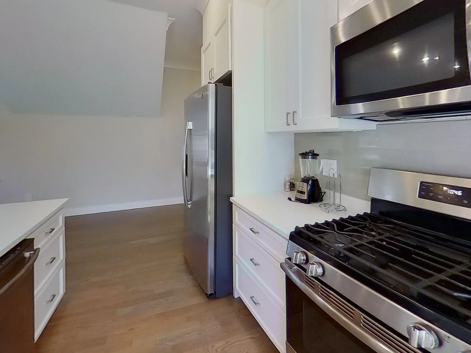 3 bed, 1350 sqft, $5,395 — Photo 2