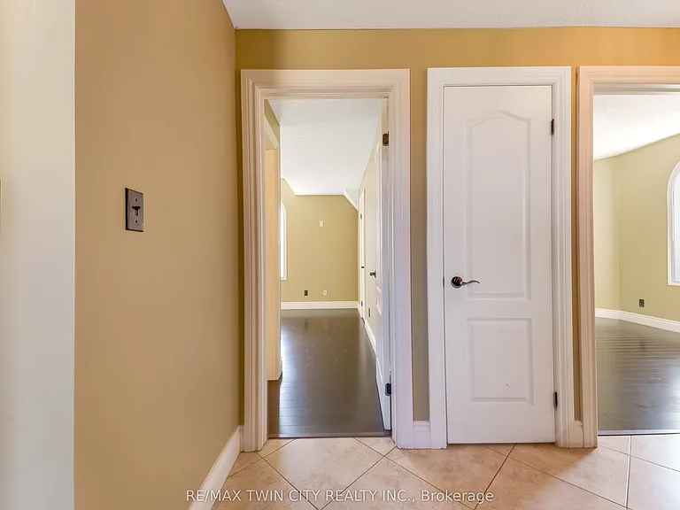 561 Queen St S #UPPER — Photo 22