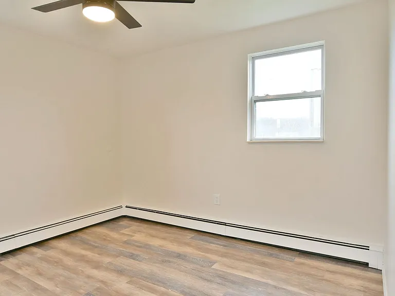 560 Gladys St — Photo 6
