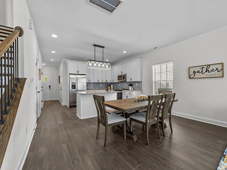 816 Crown Point Dr — Photo 2