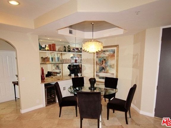 3rd image of 962 N Doheny Dr #202