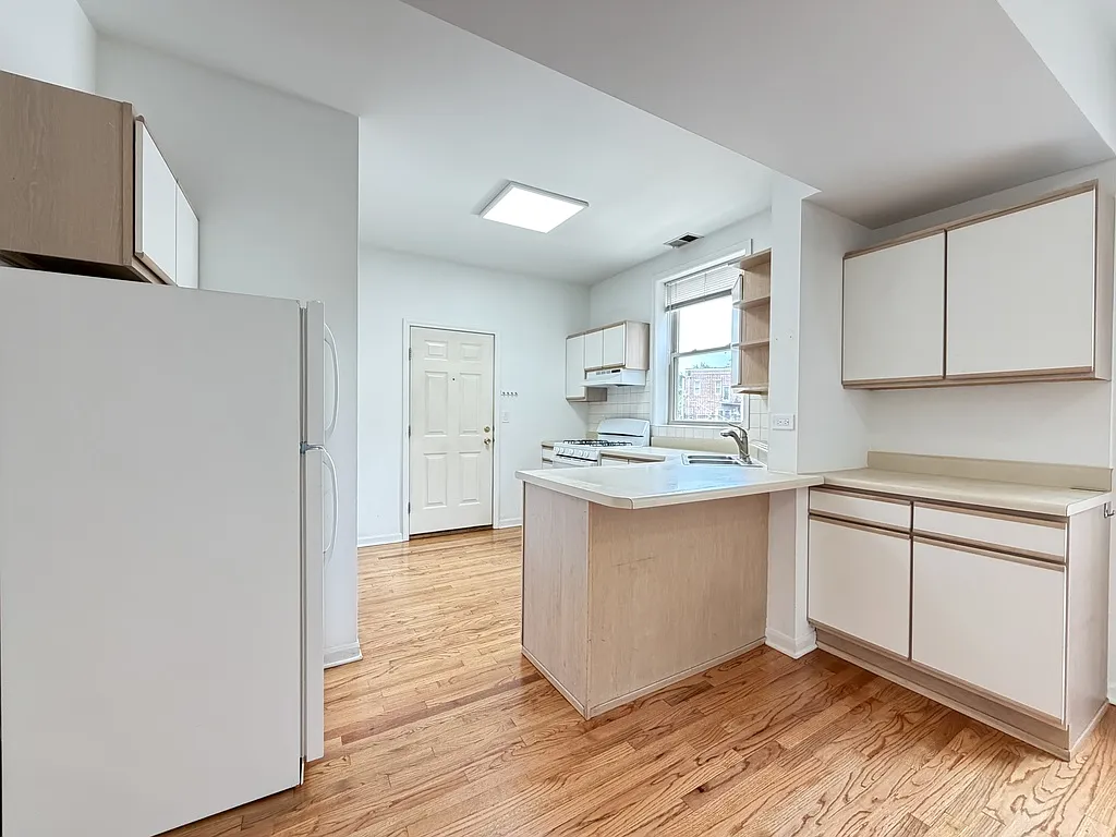 Appealing 3 Bed, 1 Bath at Ridge +Glenwood (Edgewater) — Photo 3