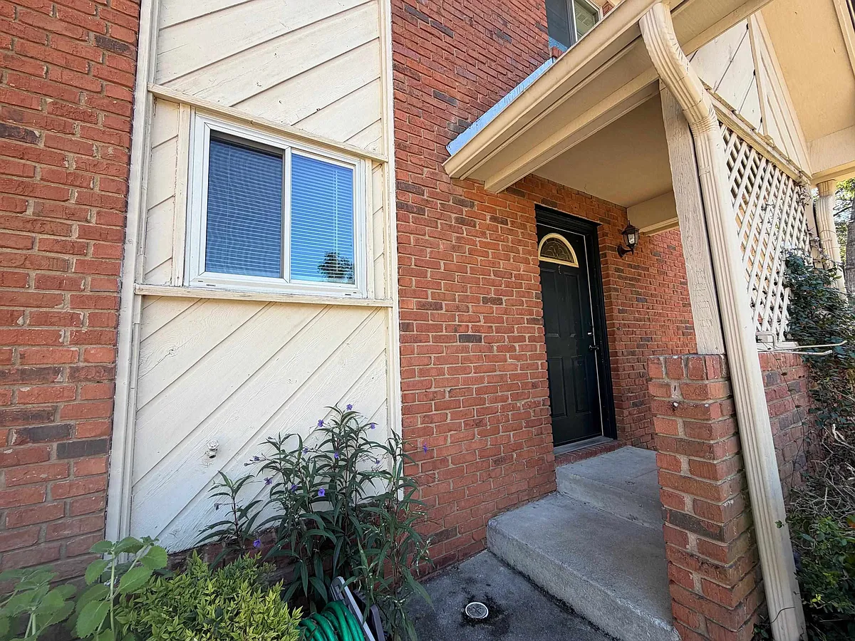 Building Photo - 3207 Shamrock St #33