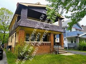 886 Helmsdale Rd, Cleveland, OH