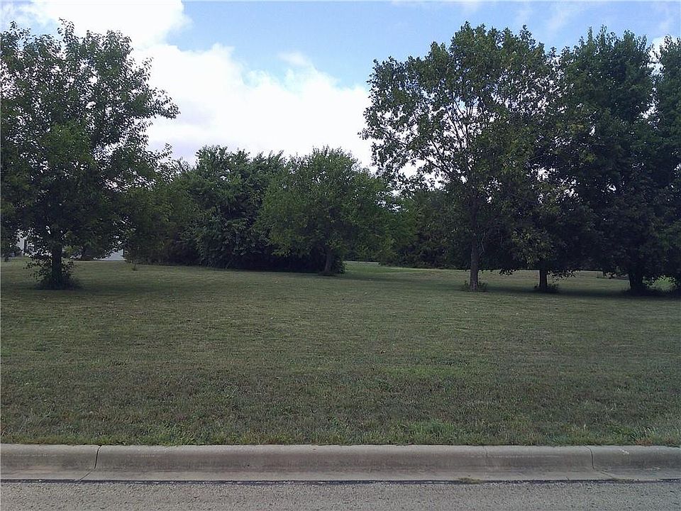 2nd image of 210 E Sundance Dr