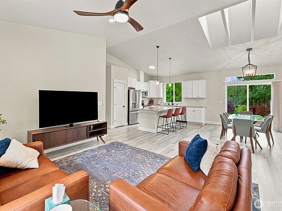 4th image of 71 E Connemara Way