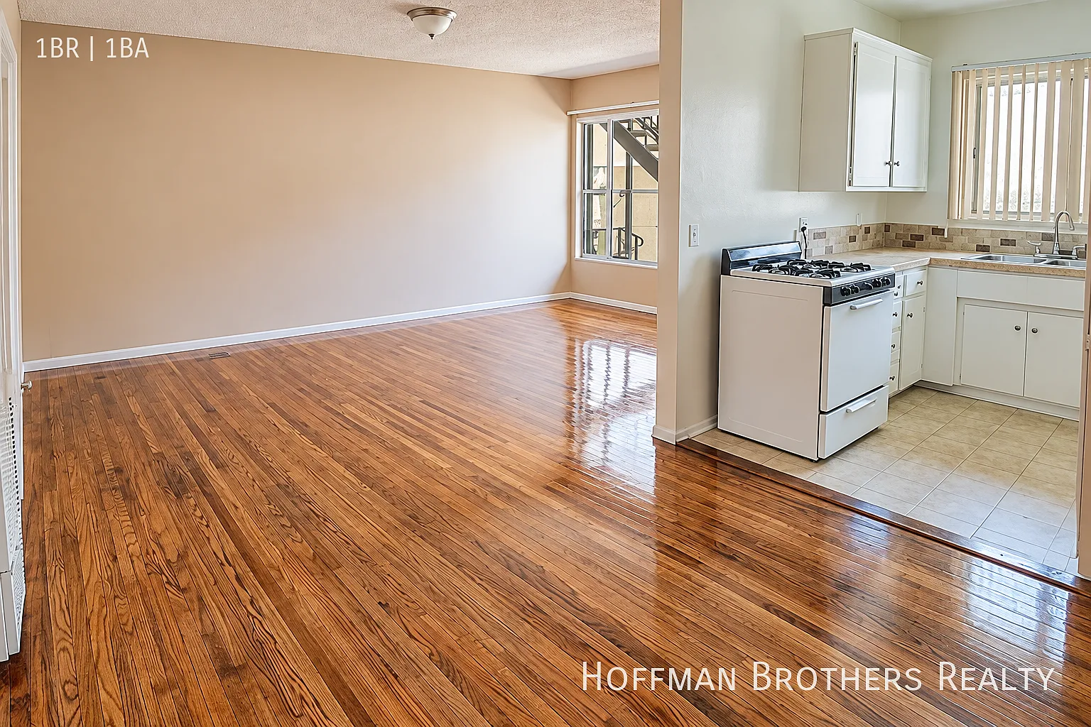 Charming 1-Bedroom With Hardwood Floors, Large Closet & Parking Included!! — Photo 2